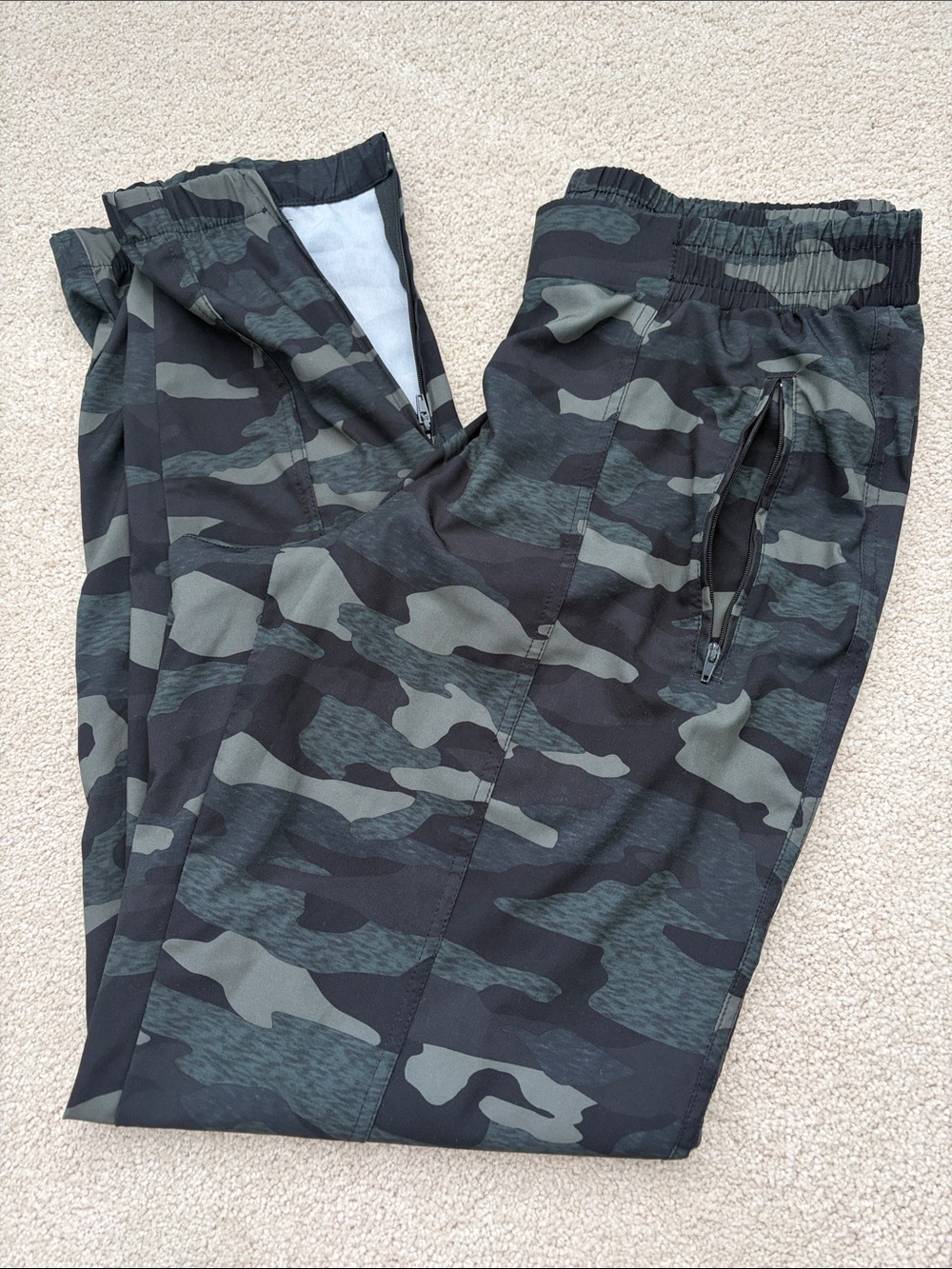 Old Navy medium tall Black & Green Camouflage Jogger Pants with front pockets.